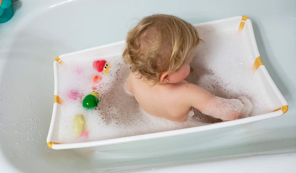 Primer baño de tu bebé? Pediatra explica qué hacer si le entra shampoo a  los ojos por primera vez, HOGAR-FAMILIA